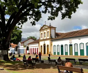 Descubra o Largo Júlio Saraiva: Coração do Crato Descubra o Largo Júlio Saraiva: Coração do Crato