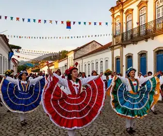 Reisado e Folguedos Populares no Crato: A Tradição Cultural em Cena Reisado e Folguedos Populares no Crato: A Tradição Cultural em Cena